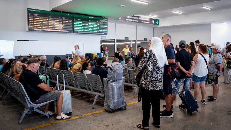 Los trenes entre Madrid y Galicia seguirán suspendidos al menos durante la primera mitad del sábado