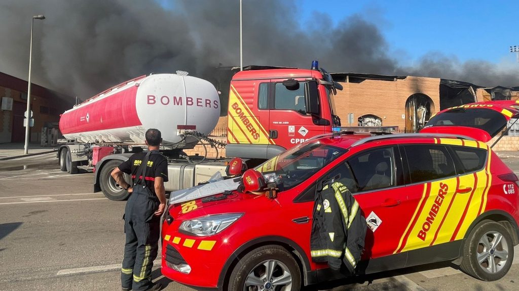 Los bomberos trabajan en evitar que se propague un incendio originado en una empresa en Vinaròs, Castellón