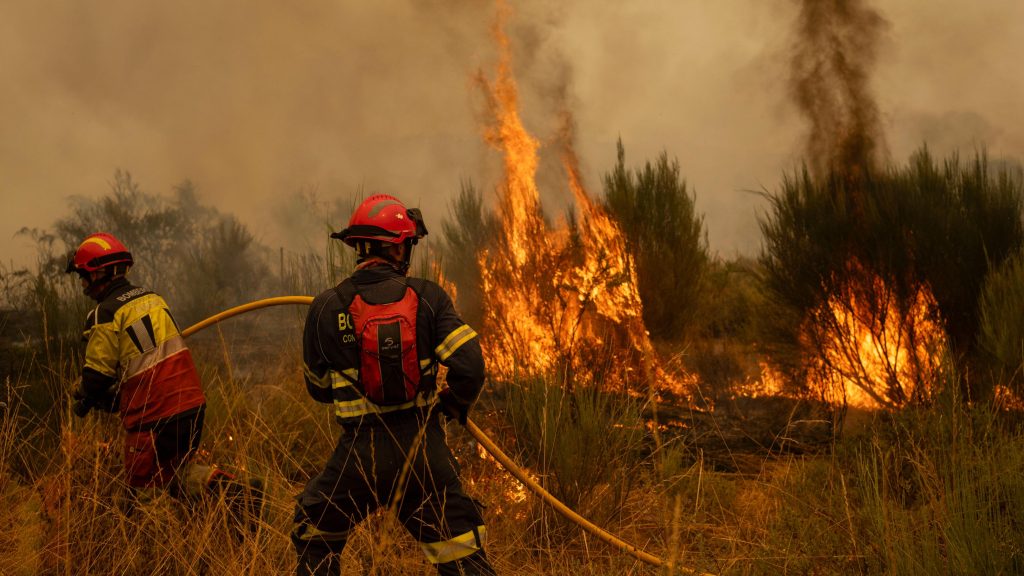 Los incendios avanzan sin control en Ourense y Castilla y León y dejan cuatro efectivos de la UME heridos