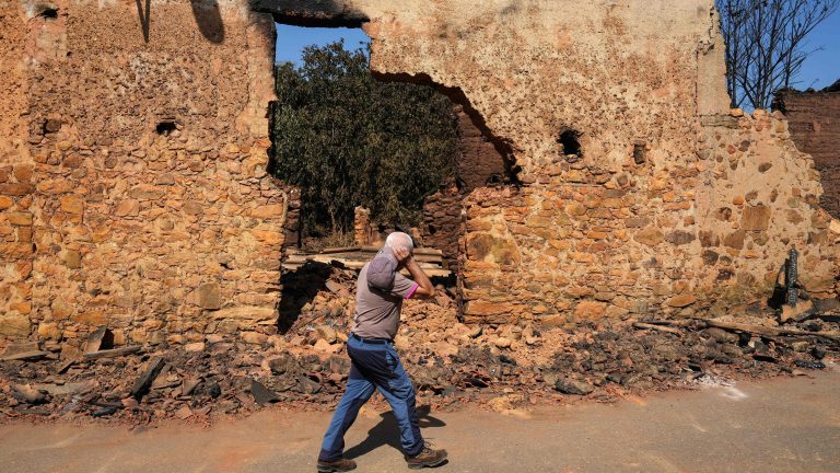 León, frente al incendio más grande del siglo: "El viento cambió y en cinco minutos el fuego estaba en el pueblo"