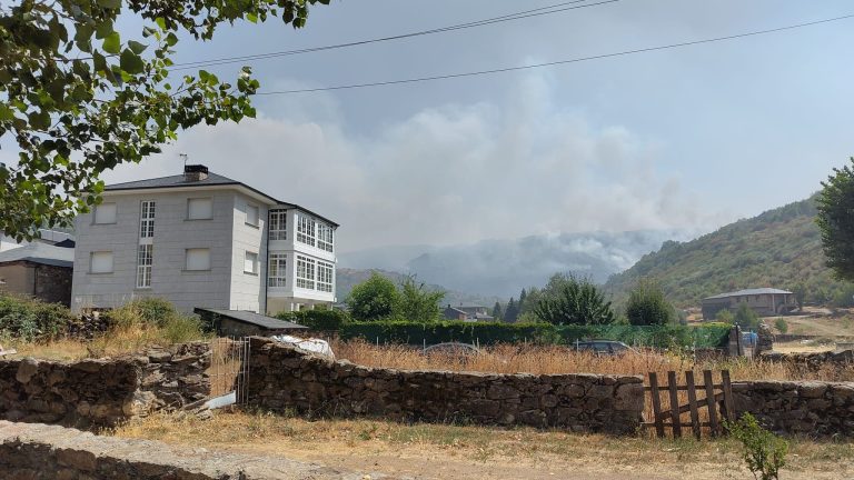 El fuego acabó con la fiesta: dos noches en vela pendientes de un incendio forestal en un pueblo de Zamora
