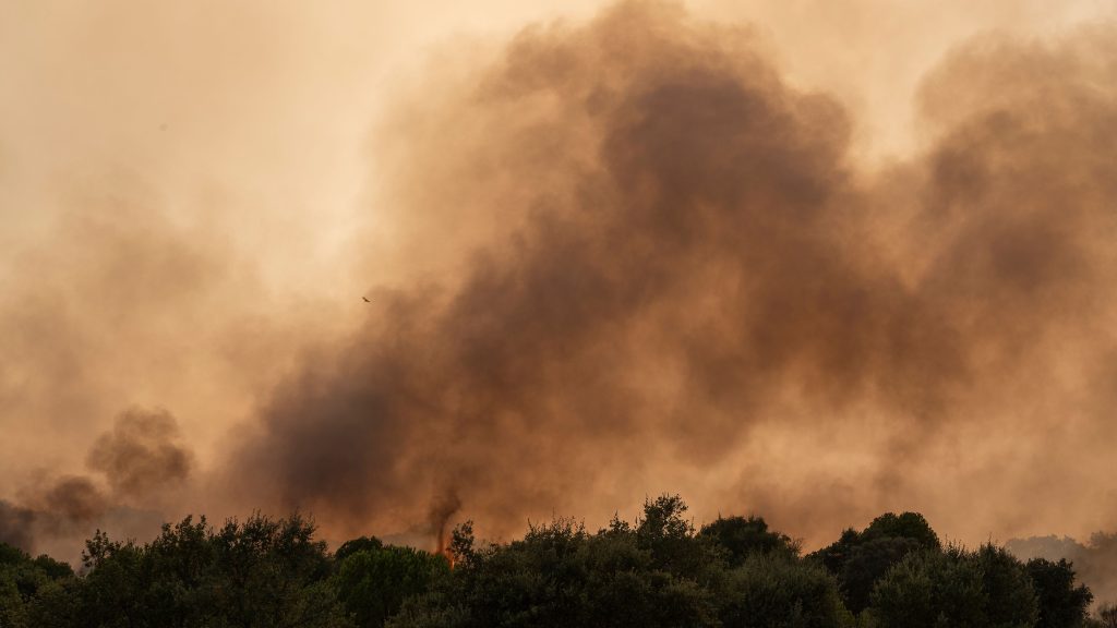 Los incendios avanzan sin contemplación y arrasan varias viviendas en Extremadura