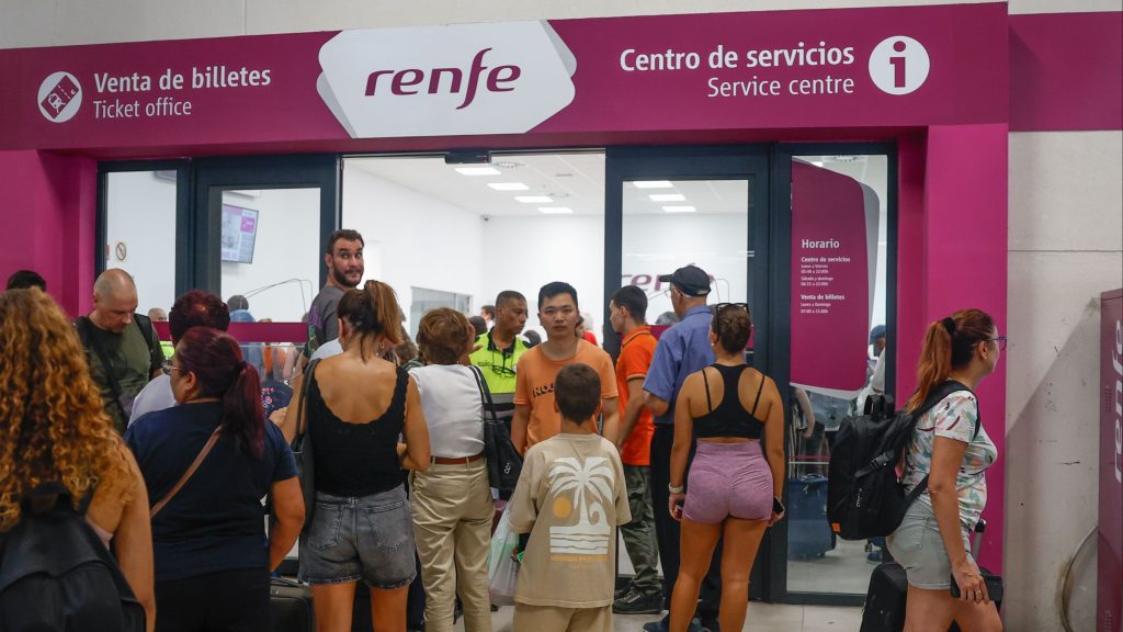 Continúa suspendida la circulación ferroviaria entre Zamora y Ourense por los incendios