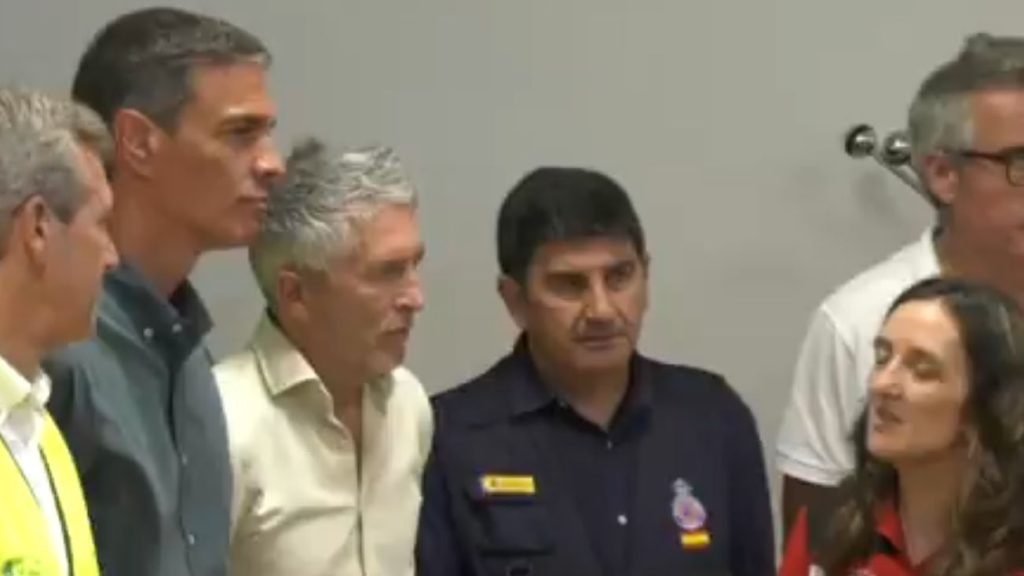 Sánchez inicia su visita a las zonas afectadas por los incendios en el centro de mando de Ourense