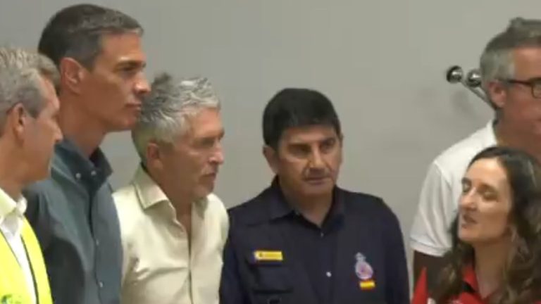 Sánchez inicia su visita a las zonas afectadas por los incendios en el centro de mando de Ourense