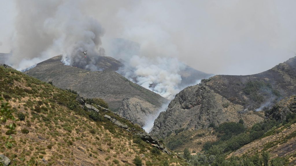 El incendio en la vertiente leonesa de Picos de Europa obliga a desalojar varios pueblos y llega a Cantabria