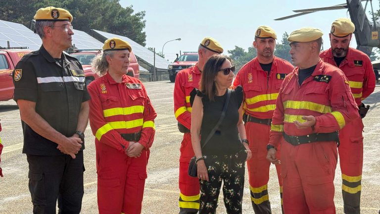 Robles no descarta enviar más militares a los incendios como apoyo logístico y pide evitar la "demagogia" a los políticos
