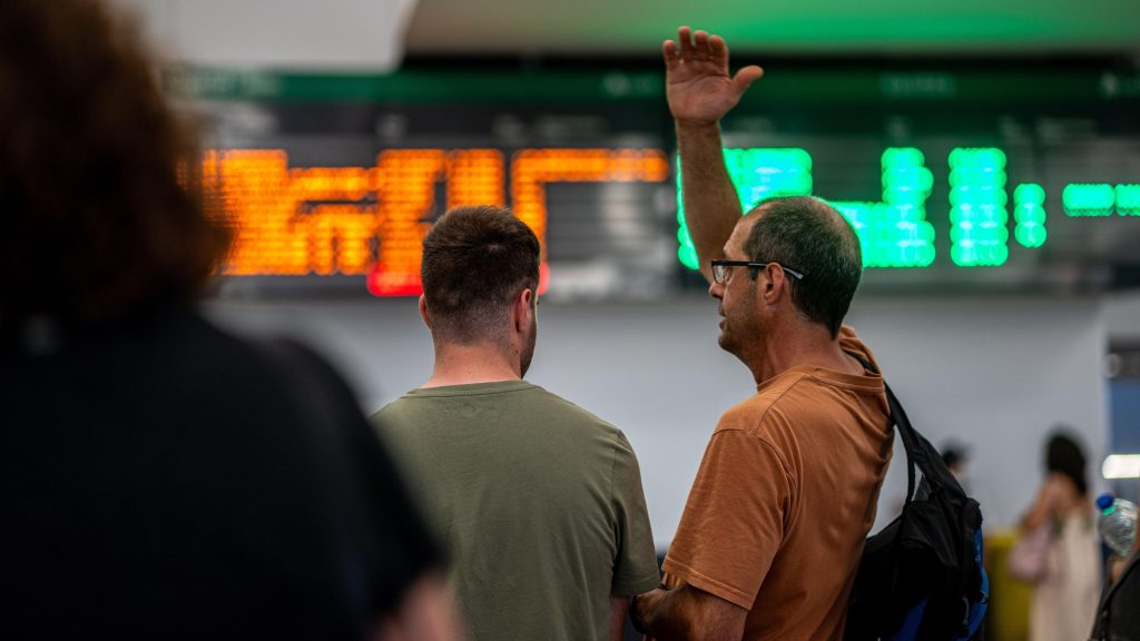 Los trenes de alta velocidad entre Madrid y Galicia seguirán suspendidos al menos hasta las 17h. por los incendios