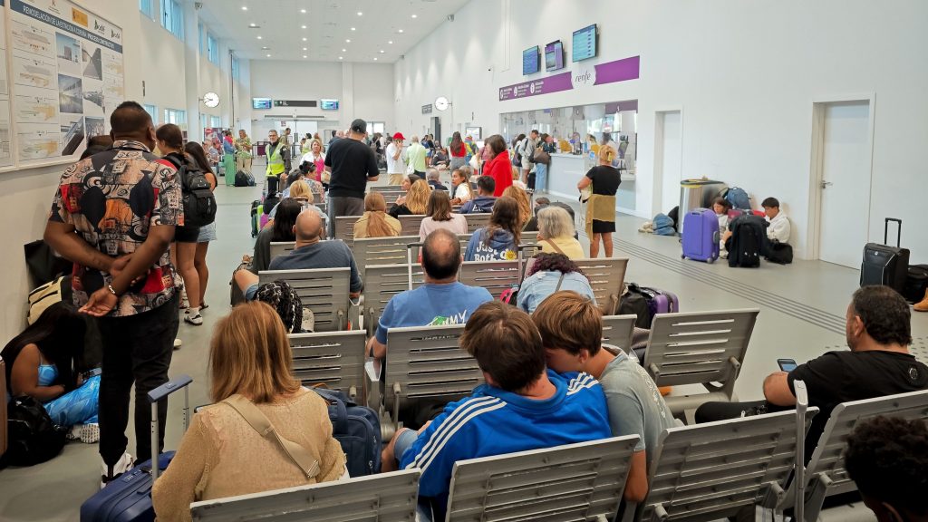 A Coruña-Barcelona vía Madrid, los incendios evidencian la falta de alternativas ferroviarias en el norte: "Algo falla"