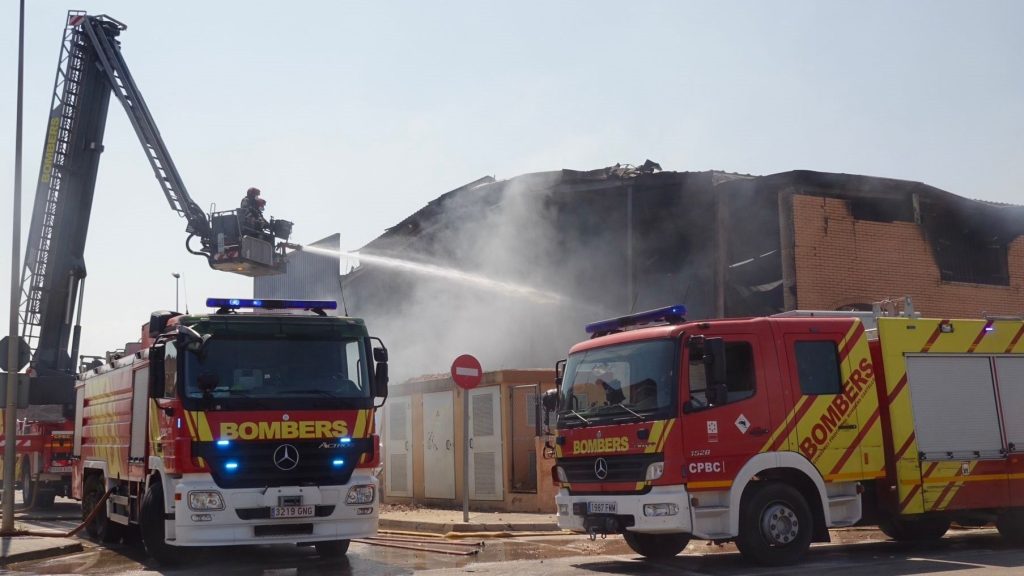 Los bomberos dan por controlado el incendio originado en un polígono industrial de Vinaròs, Castellón