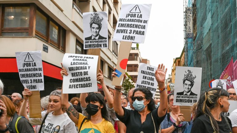 Cientos de personas protestan en León contra la gestión de los incendios de Mañueco y exigen su dimisión
