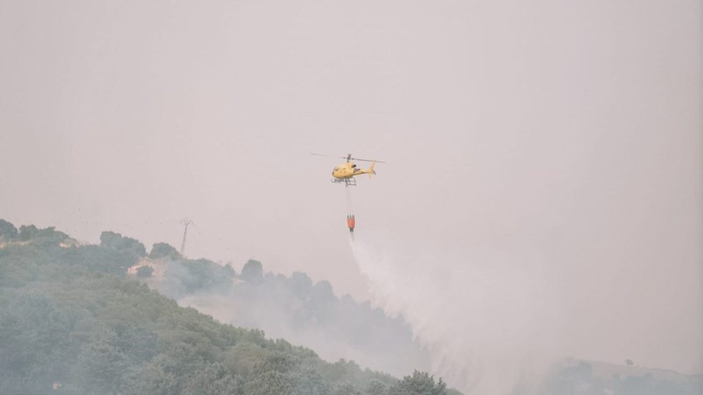Un incendio en el municipio madrileño de Colmenar Viejo obliga a desalojar casas y construcciones aisladas