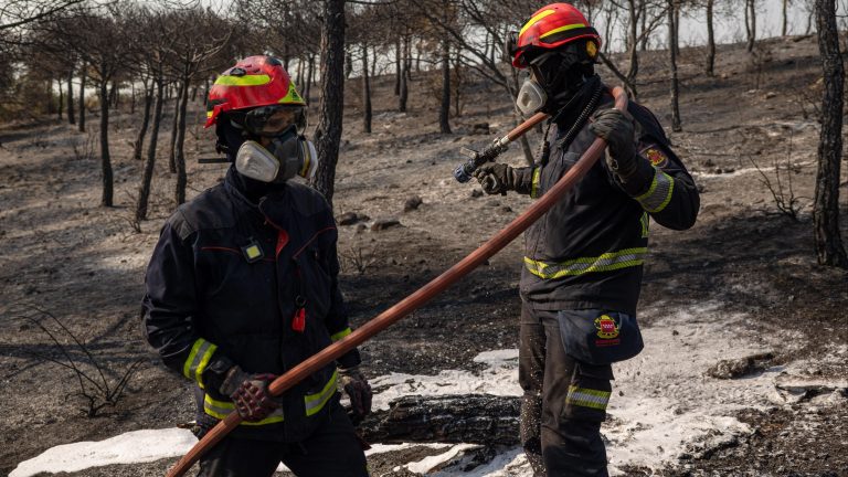 El fin de la ola de calor da una mínima esperanza contra el fuego: temperaturas más frescas y mayor humedad