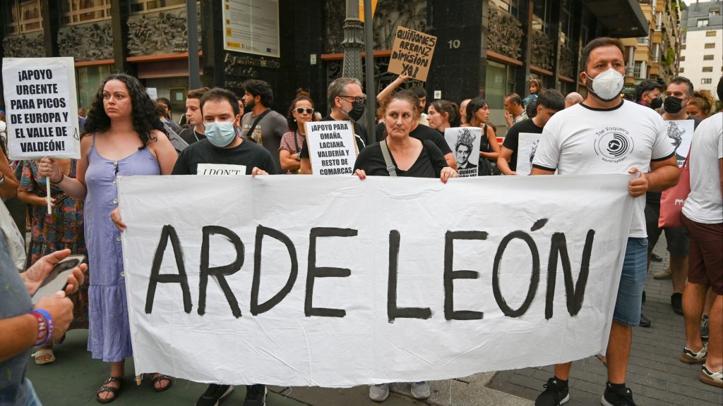 Josefina, la voz contra los incendios de León en los que perdió su casa: "Ardió todo por culpa de unos ineptos"