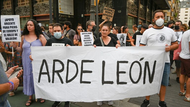 Josefina, la voz contra los incendios de León en los que perdió su casa: "Ardió todo por culpa de unos ineptos"