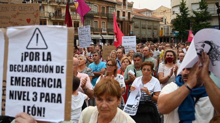 Las protestas por la gestión de los incendios de Castilla y León de Mañueco llegan a La Bañeza