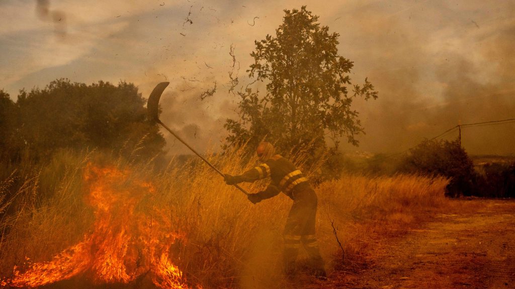 Incendios en España hoy, última hora en directo | Cerca de 2.600 vecinos de 48 poblaciones continúan desalojados por los incendios en León