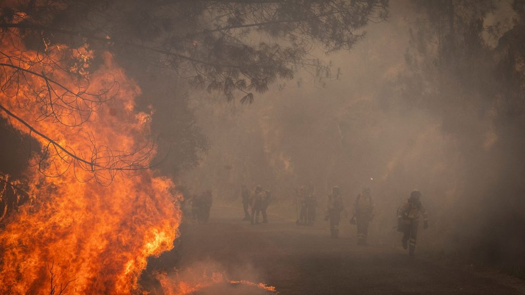 El incendio de Larouco (Ourense) sigue ardiendo sin control y amenaza las áreas protegidas de los montes de O Courel