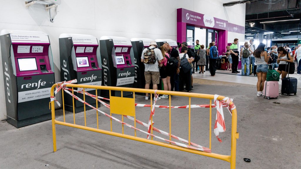 Los trenes entre Madrid y Galicia continúan suspendidos por los incendios por séptimo día, al menos hasta mediodía