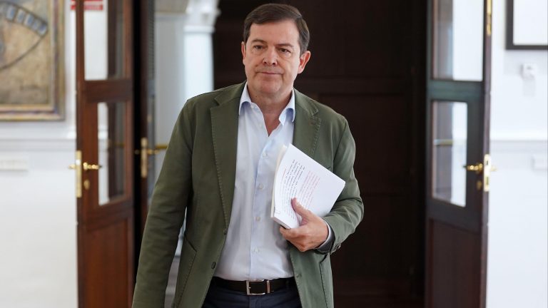 Mañueco reconoce "algunas incidencias" en el uso de medios estatales contra los incendios pero defiende su gestión