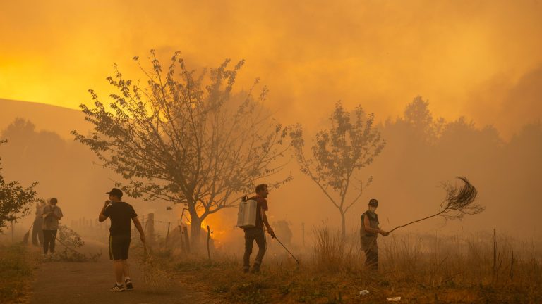 El fin de la ola de calor y la lluvia ayudan en la extinción de incendios, aunque preocupa el viento en Jarilla