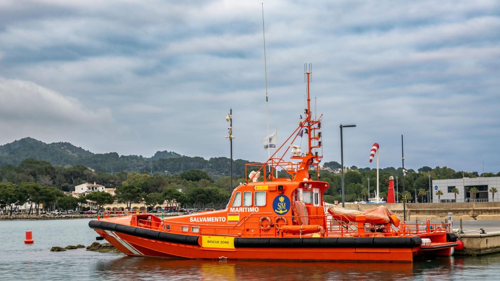 Un muerto y un herido grave en el naufragio de una patera con 20 personas en Mallorca