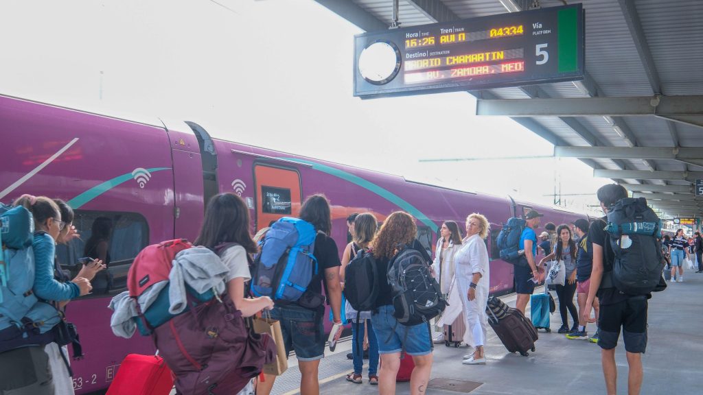 Los trenes de alta velocidad entre Madrid y Galicia vuelven a circular tras una semana interrumpidos por los incendios