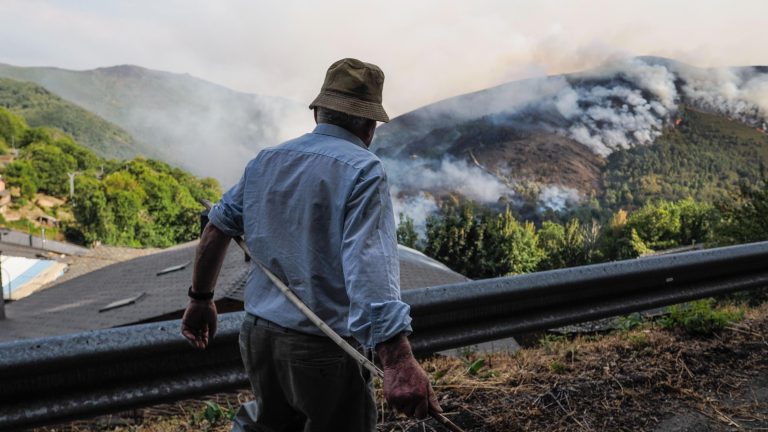 Los vecinos hacen frente al fuego que devora Galicia: "Esto del pueblo salva al pueblo es bonito, pero no debería ser así"