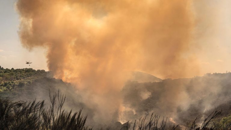 El incendio en el municipio ourensano de Vilardevós sigue activo tras quemar 570 hectáreas