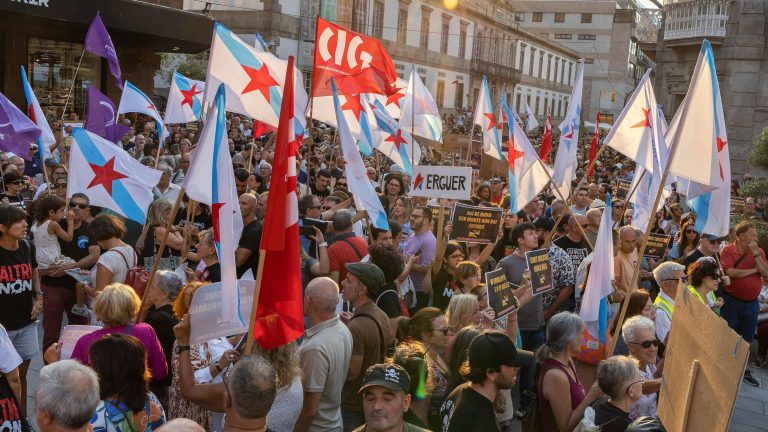Cientos de personas protestan contra la gestión de los incendios en Ponferrada, Salamanca y varios puntos de Galicia