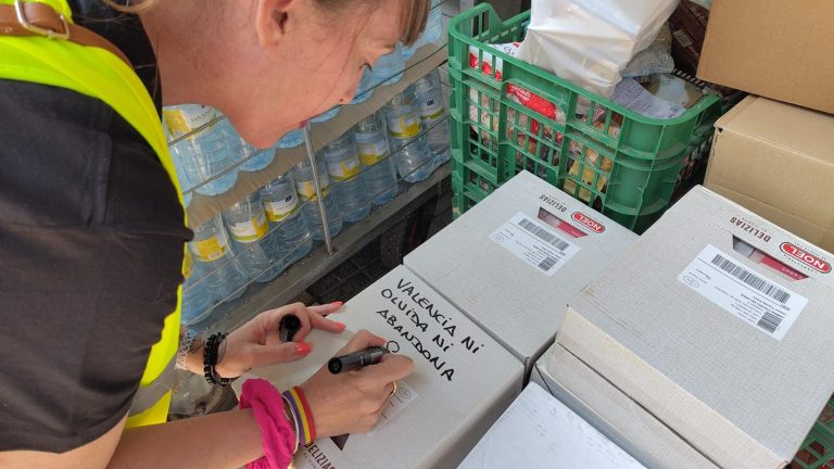 De Valencia a León: víveres, colchones y compañerismo que unen la dana con los incendios forestales