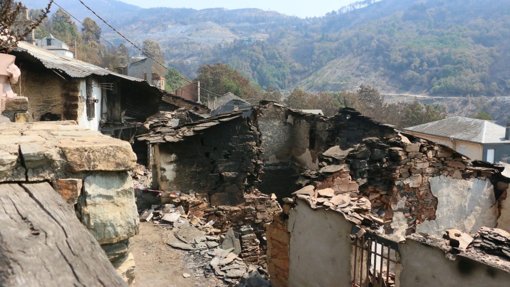 San Vicente de Leira, un pueblo que lucha por renacer tras el incendio de Larouco: "Solo me quedó lo que llevo puesto"