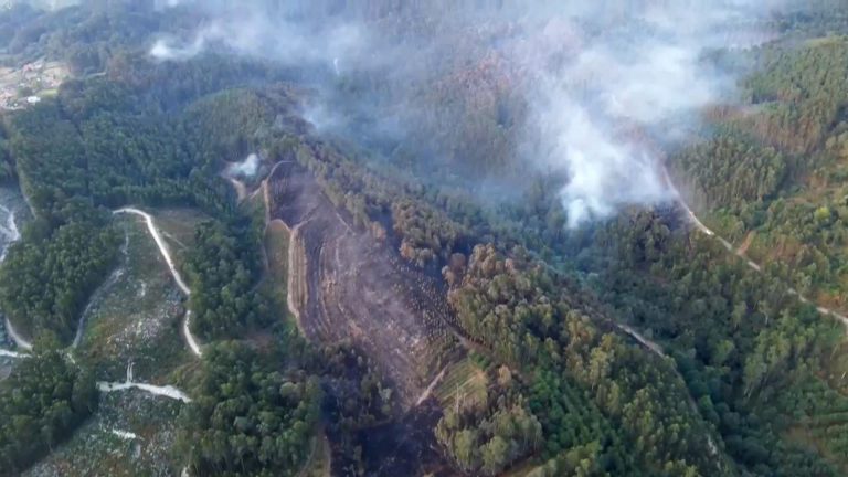 Estabilizado el incendio de Larouco, el peor de la historia de Galicia, tras quemar 30.000 hectáreas