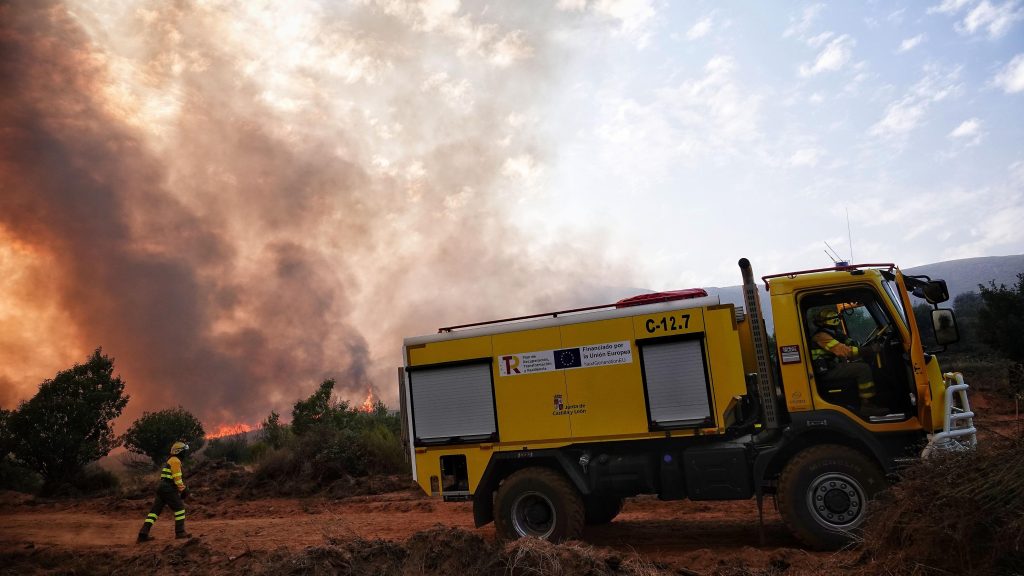 Incendios en España hoy, última hora en directo | El incendio de Porto, Zamora, vuelve a saltar a León y provoca el desalojo de La Baña