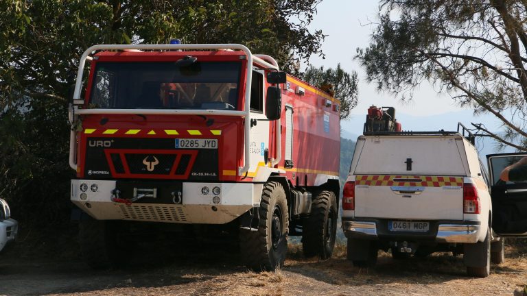 Dos caras de un mismo incendio: la lucha sin tregua y la sensación de abandono tras el fuego de Larouco