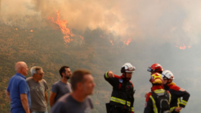 Incendios en España hoy, última hora en directo | Más de 700 personas evacuadas de 12 poblaciones en León