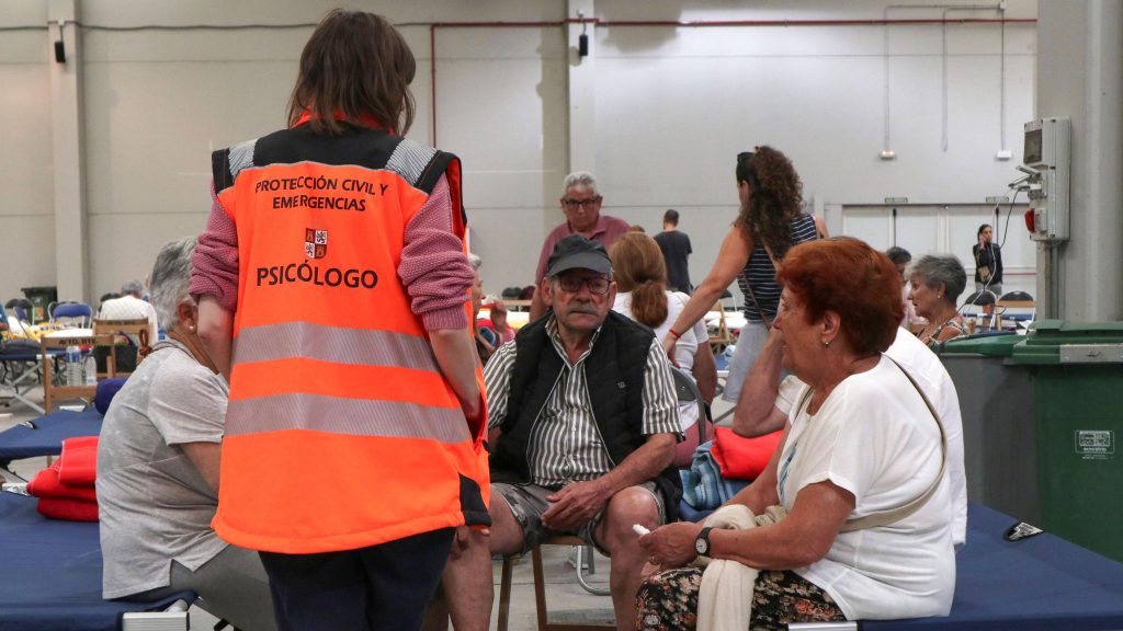 Los incendios en Zamora y León obligan a desalojar a centenares de vecinos en más de una decena de poblaciones