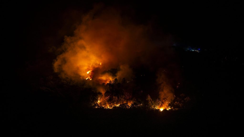 El incendio forestal de Badajoz sigue activo mientras se dan por estabilizados los de Ourense y Granada