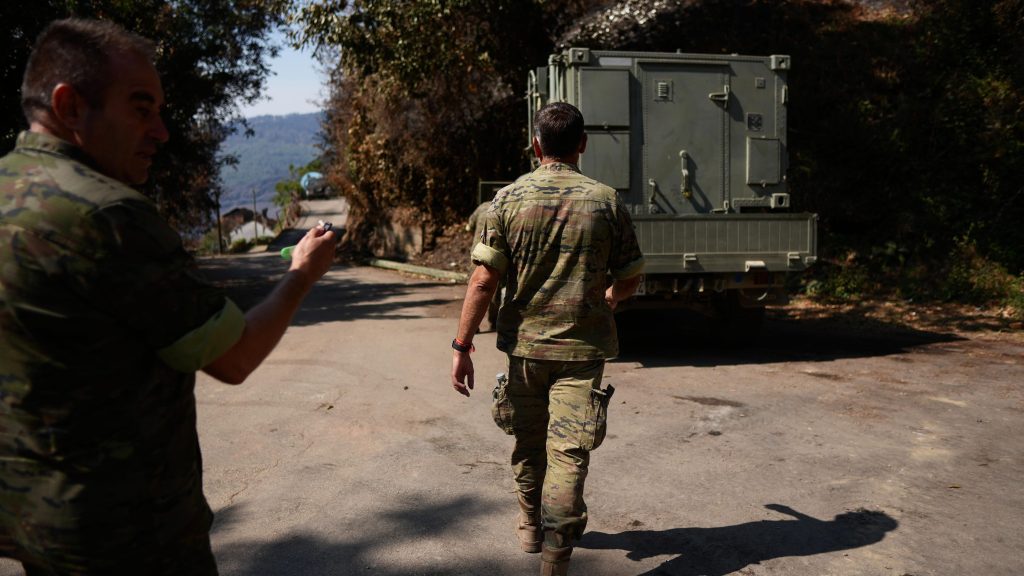 Heridos graves dos militares al colisionar su vehículo con un camión de ganado en Ourense