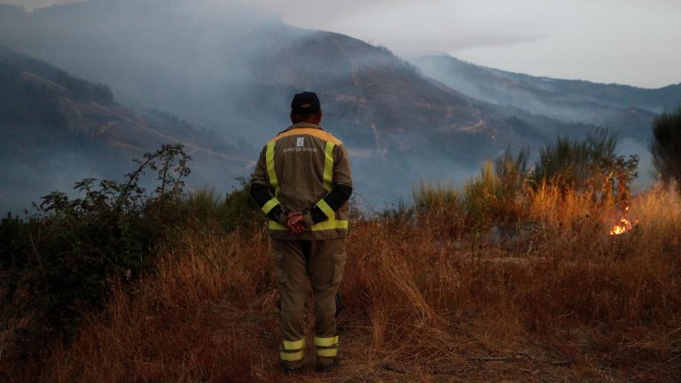 Incendios en España hoy, última hora en directo | Protección Civil prevé una mejora meteorológica y asegura que estas 48 horas serán "determinantes" para extinguir los fuegos