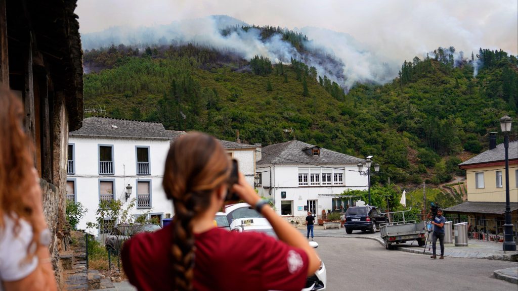 Los bomberos consiguen perimetrar el incendio en Ibias, Asturias, pero se mantienen los desalojos de los vecinos