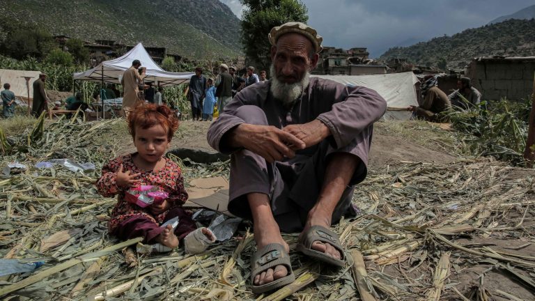 Aumentan a más de 2.200 los muertos por el terremoto en el este de Afganistán mientras otro seísmo sacude la zona