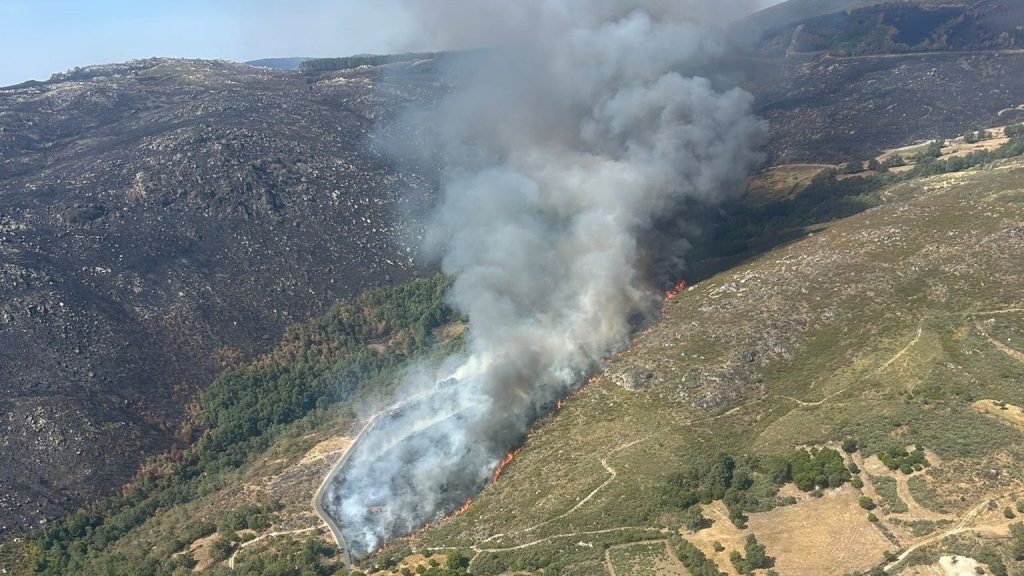 Un incendio de nivel 2 obliga a confinar la localidad de Castromil, entre Zamora y Ourense