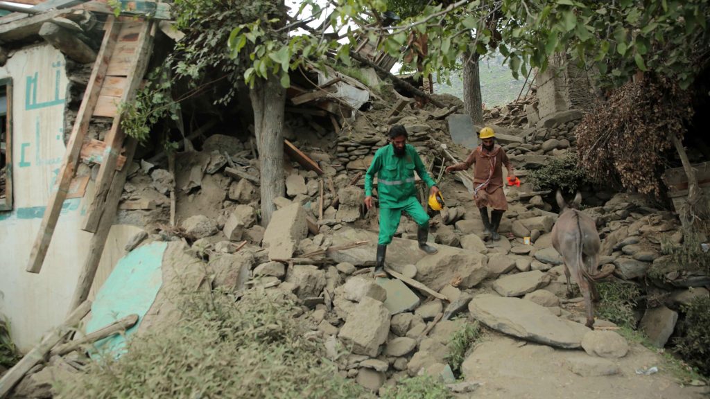 Los equipos de rescate trabajan a contrarreloj para encontrar supervivientes en Afganistán un día después del terremoto