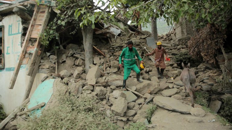 Los equipos de rescate trabajan a contrarreloj para encontrar supervivientes en Afganistán un día después del terremoto
