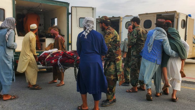 Al menos 600 muertos y miles de heridos en un terremoto de magnitud 6 al este de Afganistán