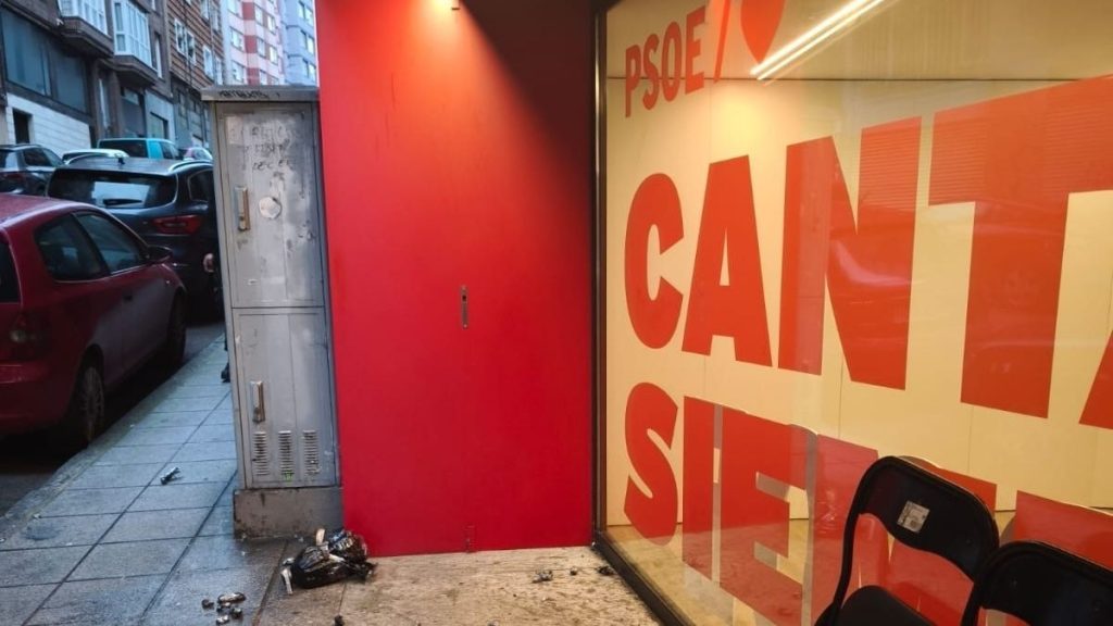 Detienen al hijo de la alcaldesa de Bezana y a otro joven por atacar con explosivos caseros la sede del PSOE de Cantabria