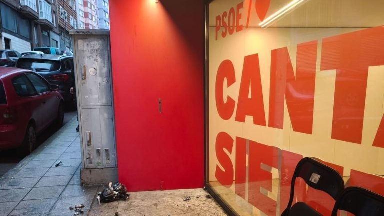Detienen al hijo de la alcaldesa de Bezana y a otro joven por atacar con explosivos caseros la sede del PSOE de Cantabria