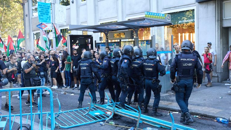 Los sindicatos policiales denuncian que se les ha impedido garantizar la seguridad de la etapa por "conveniencia política"