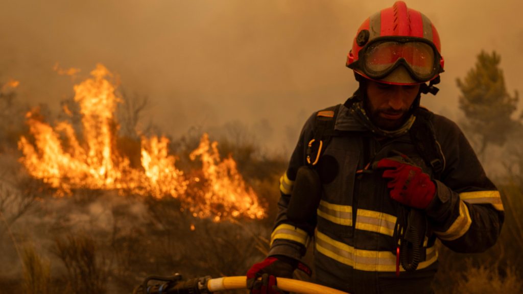 El Gobierno "salda una deuda" con los bomberos forestales, que podrán jubilarse a los 60 años